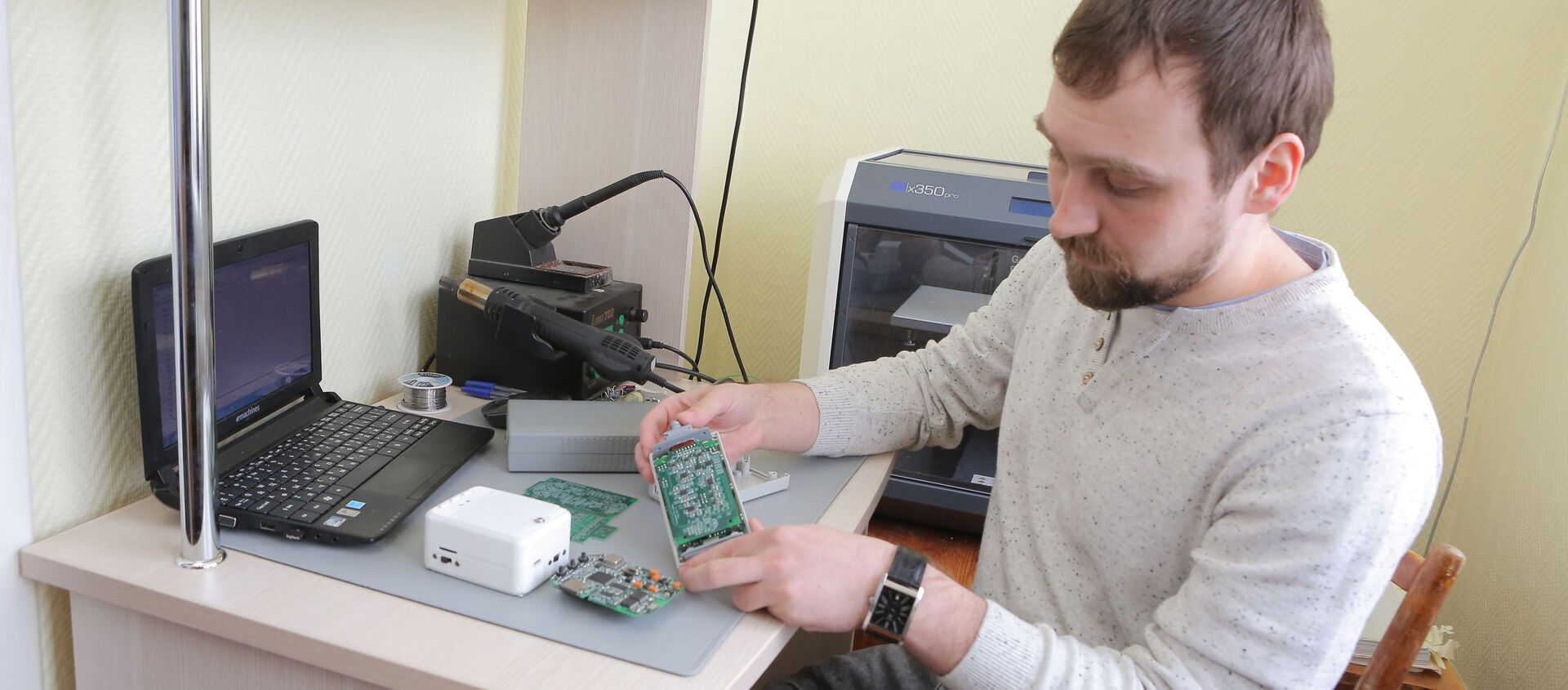 斯捷潘•延申，“醫學工程”實驗室工程師，他手中拿著的是科學家開發的用於測量心臟微電位的軟硬件結合系統（無傳感器） - 俄羅斯衛星通訊社, 1920, 14.05.2021