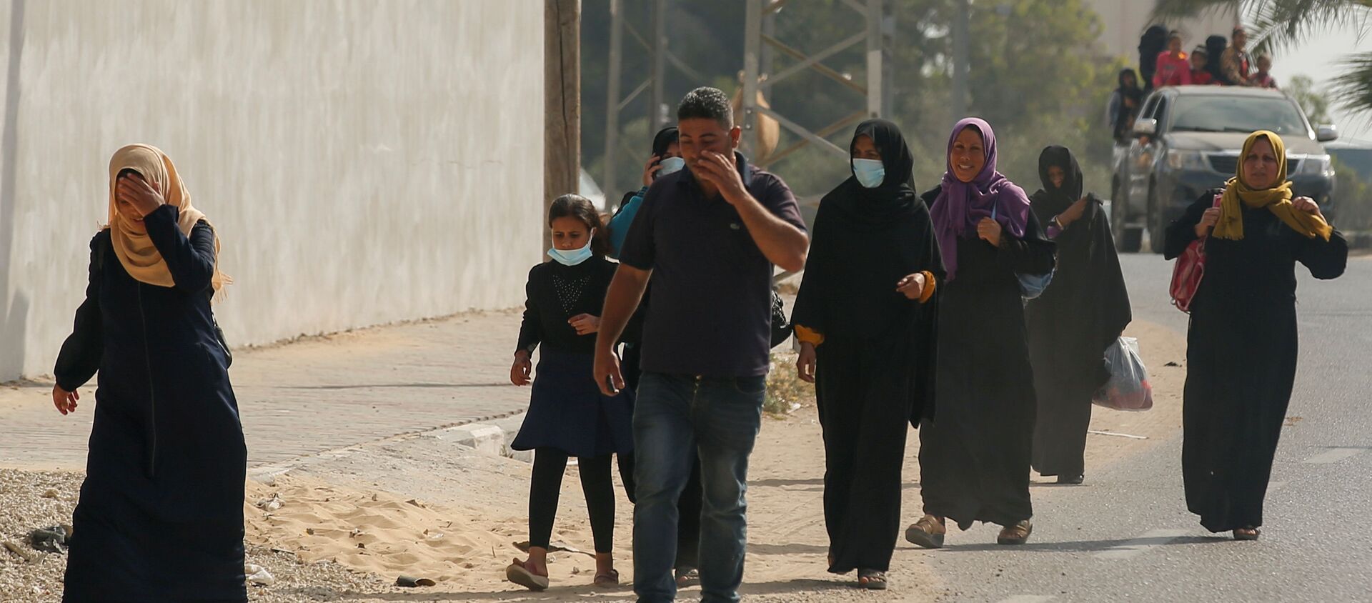 Палестинцы покидают свои дома во время израильских воздушных и артиллерийских ударов в секторе Газа - 俄羅斯衛星通訊社, 1920, 17.05.2021