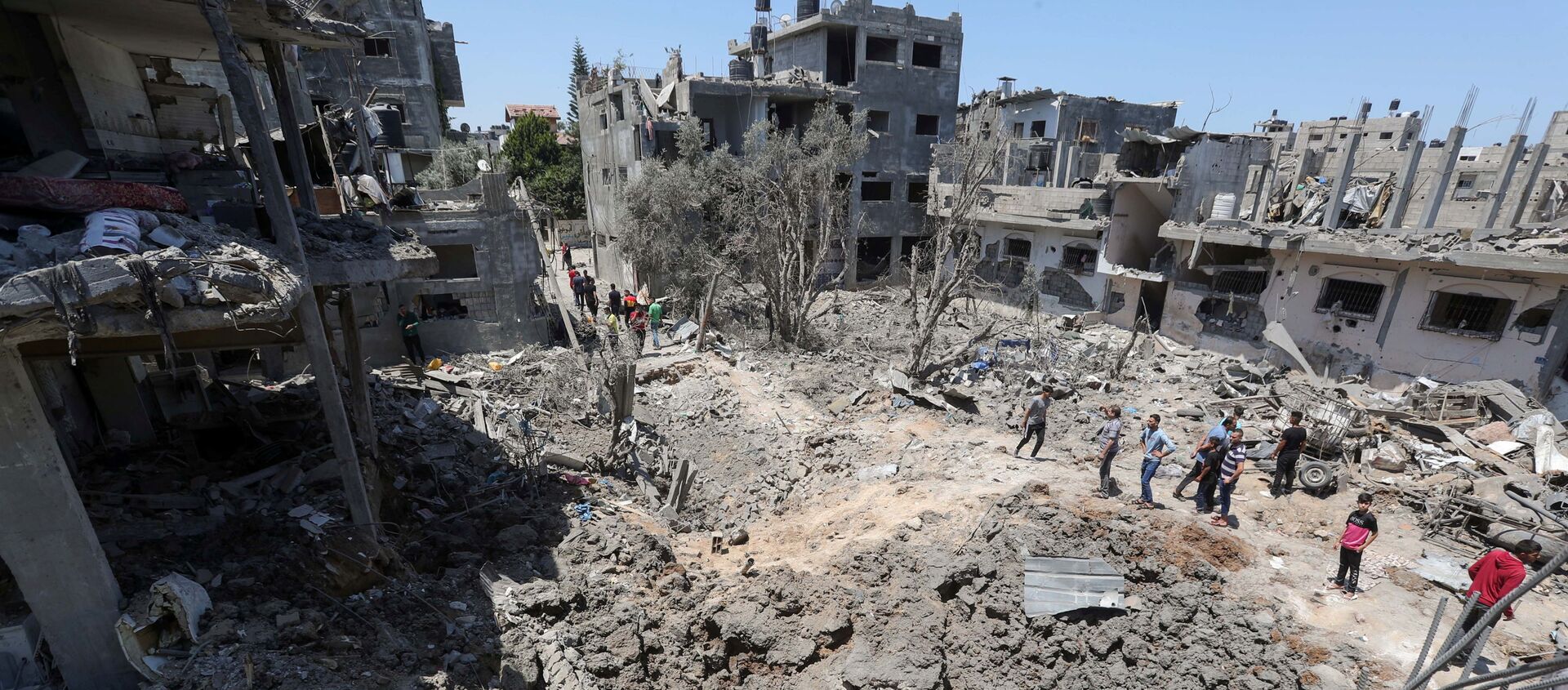 Палестинцы собираются на месте разрушенных домов после израильских авиационных и артиллерийских ударов в секторе Газа - 俄罗斯卫星通讯社, 1920, 15.05.2021