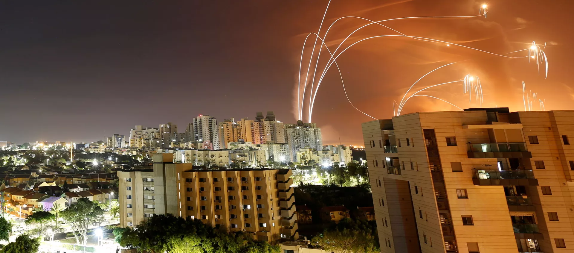 Израильская противоракетная система Iron Dome перехватывает ракеты, запущенные из сектора Газа - 俄羅斯衛星通訊社, 1920, 15.05.2021