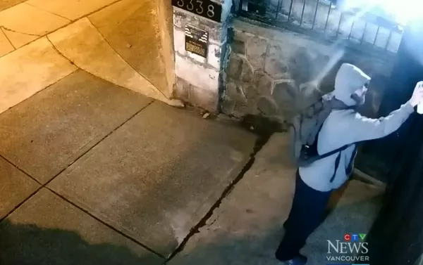 男子在中國駐溫哥華大使館的大門上塗鴉 男子在中國駐溫哥華大使館的大門上塗鴉 - 俄羅斯衛星通訊社