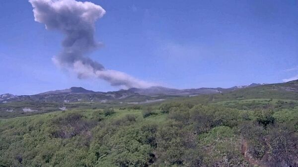 俄千島群島埃別科火山噴發出3200米灰柱 - 俄羅斯衛星通訊社