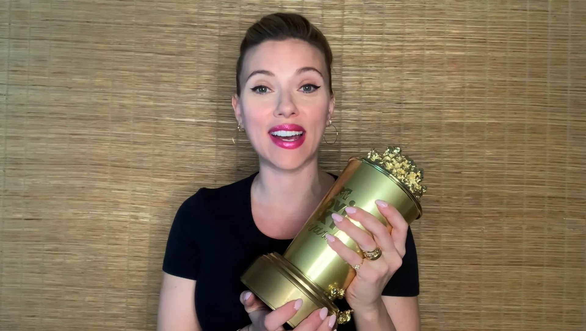Скарлетт Йоханссон стала лауреатом премии «Поколение» на церемонии MTV Movie & TV Awards.