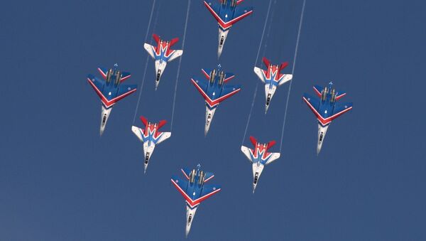 “俄羅斯勇士”特技飛行隊的蘇-27戰鬥機和“雨燕”特技飛行隊的米格-29戰鬥機在“軍隊-2016年”國際軍事技術論壇上進行表演。
 - 俄羅斯衛星通訊社