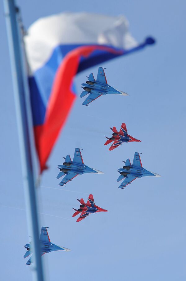 飛行表演中的“俄羅斯勇士”的蘇-27戰鬥機和“雨燕”的米格-29戰鬥機。 - 俄羅斯衛星通訊社