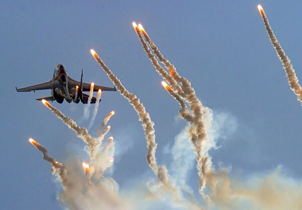“俄羅斯勇士”特技飛行隊在巴拉諾維奇市進行表演。 - 俄羅斯衛星通訊社