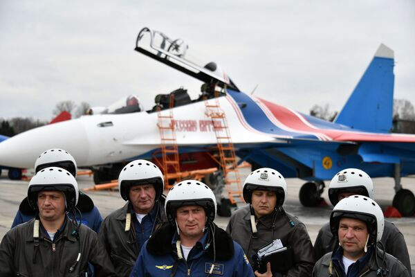 “俄羅斯勇士”特技飛行隊在彩排結束後。 - 俄羅斯衛星通訊社