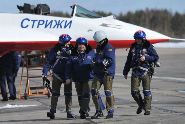 “雨燕”特技飛行隊的飛行員們。 - 俄羅斯衛星通訊社