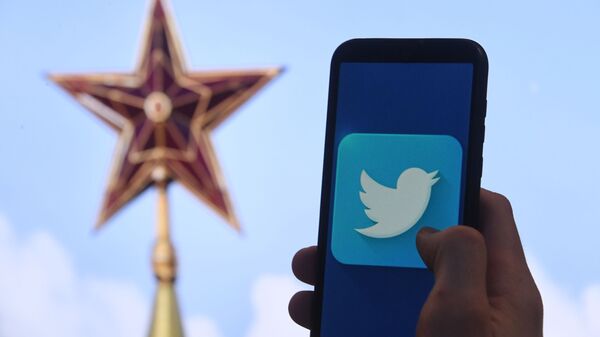  Логотип социальной сети Twitter на экране мобильного телефона. - 俄罗斯卫星通讯社