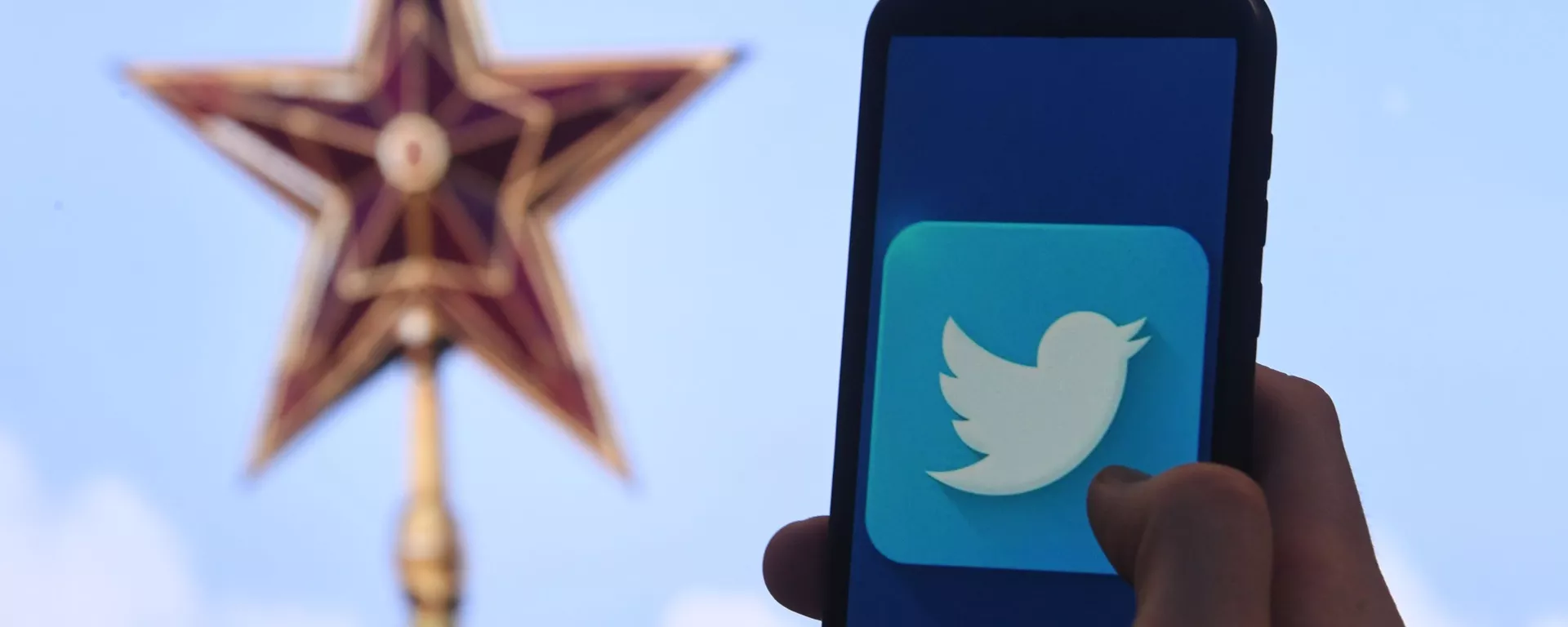  Логотип социальной сети Twitter на экране мобильного телефона. - 俄羅斯衛星通訊社, 1920, 26.08.2021