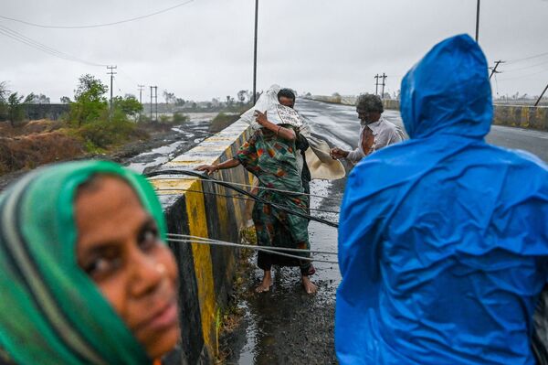 印度街上被熱帶氣旋“陶特”颳倒的電線桿。 - 俄羅斯衛星通訊社