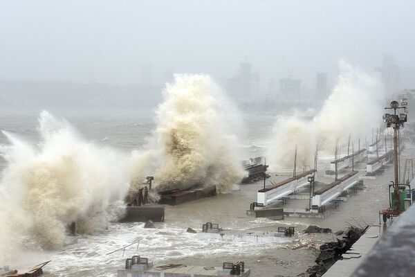 孟买，飓风引发狂风巨浪。 - 俄罗斯卫星通讯社