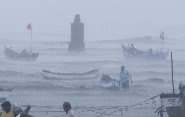 孟买，一位渔夫带着他的船等待帮助。 - 俄罗斯卫星通讯社