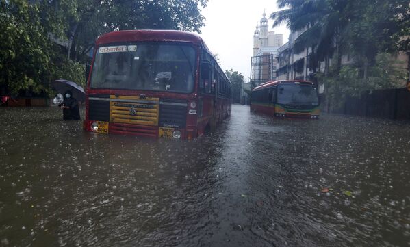孟買，颶風肆虐時，公交車行駛在被洪水淹沒的街上。 - 俄羅斯衛星通訊社