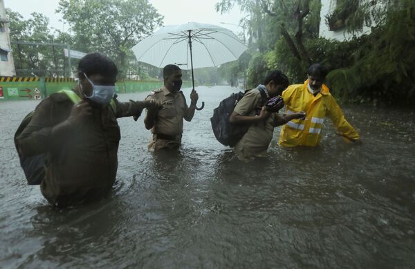 孟買，颶風肆虐時，人們走在被洪水淹沒的街道上。 - 俄羅斯衛星通訊社