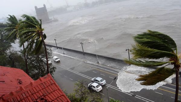 孟買，颶風引發狂風巨浪。 - 俄羅斯衛星通訊社