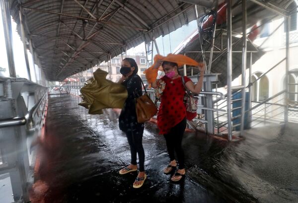 孟買，當地居民在棚子下躲避颶風。 - 俄羅斯衛星通訊社