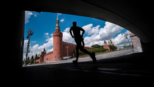 Мужчина совершает пробежку на набережной у Кремля в Москве - 俄羅斯衛星通訊社