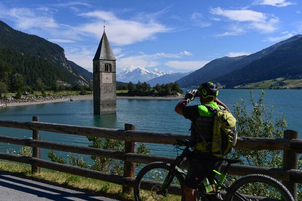 骑自行车的人拍摄库隆古城教堂的钟楼。 - 俄罗斯卫星通讯社