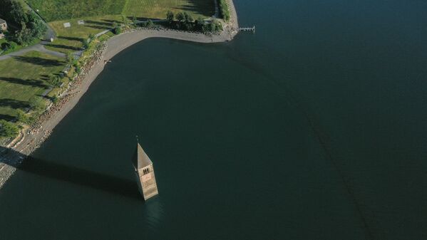 库隆老城教堂的钟楼淹没在雷西亚湖中。 - 俄罗斯卫星通讯社