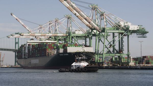 Грузовое судно из Китая в порту Лос-Анджелеса - 永利官网卫星通讯社