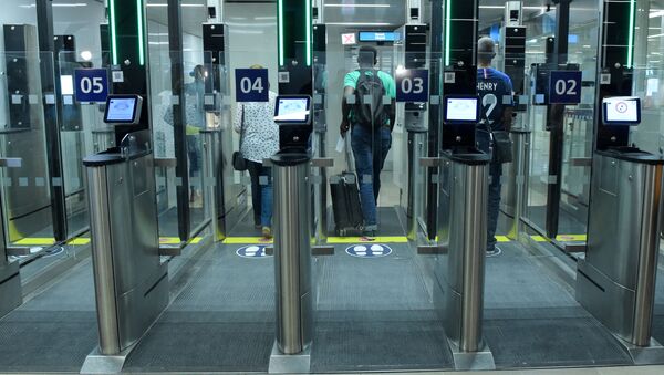 Автоматический паспортный контроль в аэропорту Франции  - 俄羅斯衛星通訊社