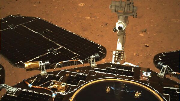  Марсоход Чжужун на поверхности Марса. 19 мая 2021 - 俄罗斯卫星通讯社