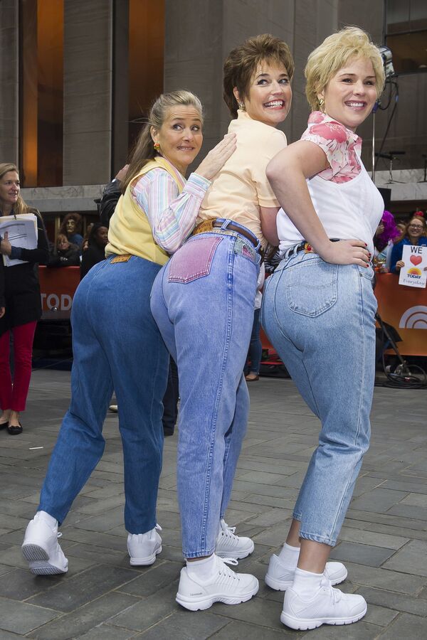 2014年,梅雷迪斯·维埃拉、萨凡娜·古思里和布什·哈格身着“妈妈牛仔裤”参加NBC万圣节主题活动。 2014年,梅雷迪斯·维埃拉、萨凡娜·古思里和布什·哈格身着“妈妈牛仔裤”参加NBC万圣节主题活动。 - 俄罗斯卫星通讯社