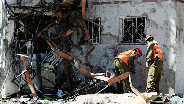 Последствия попадания ракеты, выпущенной из сектора Газа, в жилой дом в израильском Ашдоде - 俄罗斯卫星通讯社