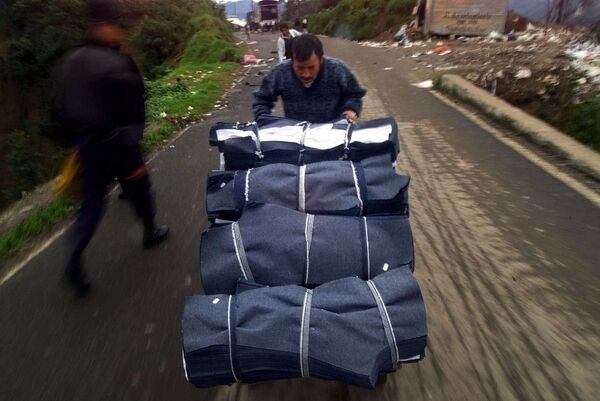 墨西哥男子何塞·路易斯·阿布托(Jose Luis Aburto)推着一车未完成的Guess牛仔裤。
墨西哥男子何塞·路易斯·阿布托(Jose Luis Aburto)推着一车未完成的Guess牛仔裤。
- 俄罗斯卫星通讯社