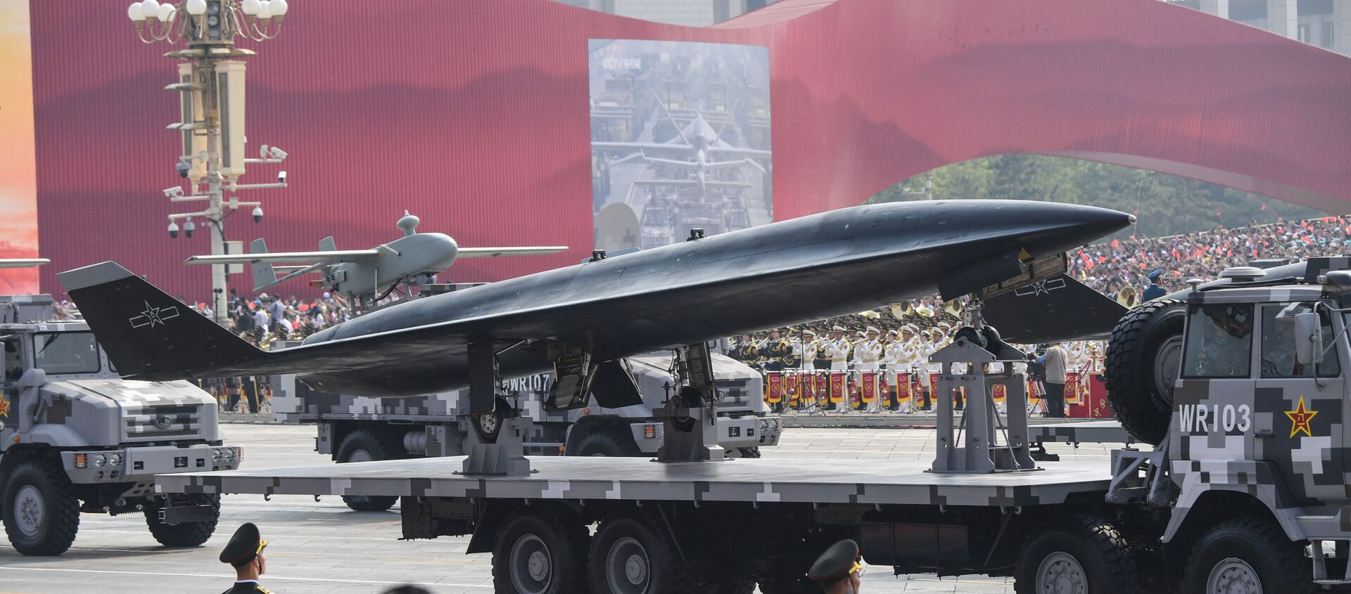 Военная машина, несущая сверхзвуковой разведывательный беспилотник WZ-8, принимает участие в военном параде на площади Тяньаньмэнь в Пекине - 俄罗斯卫星通讯社, 1920, 06.12.2021