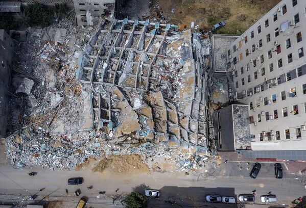 在以軍空襲中損毀的加沙阿爾·賈拉大樓。
 - 俄羅斯衛星通訊社
