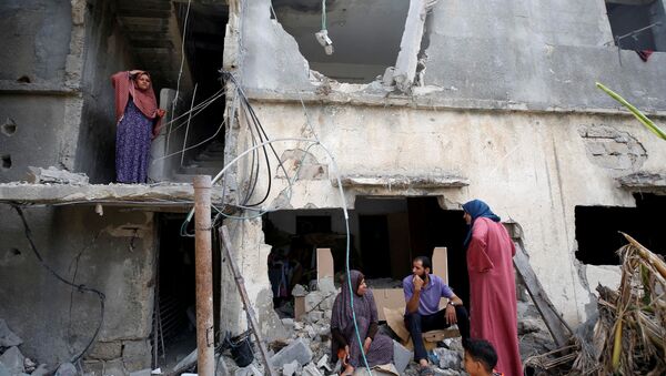 Палестинцы после возвращения в свой разрушенный дом после перемирия между Израилем и ХАМАС в Бейт-Хануне - 俄罗斯卫星通讯社