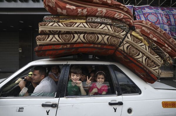 巴勒斯坦居民啓程返回加沙地帶。
 - 俄羅斯衛星通訊社