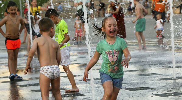 薩馬拉市小朋友在噴泉旁玩耍。
 - 俄羅斯衛星通訊社