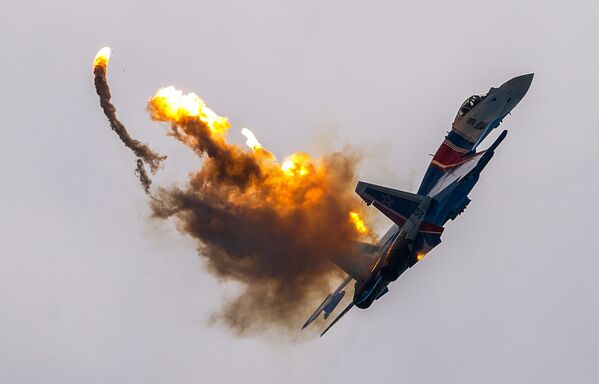 俄軍“俄羅斯勇士”與“雨燕”飛行表演隊組建30週年紀念活動。
 - 俄羅斯衛星通訊社