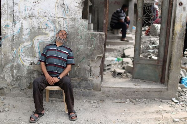 巴勒斯坦居民在損毀的房屋外休息。 - 俄羅斯衛星通訊社