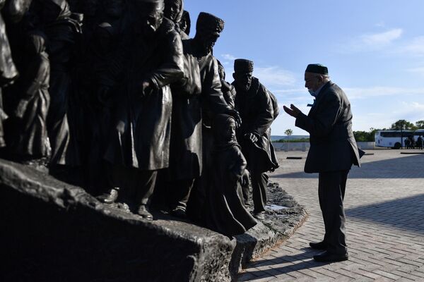 驅逐遇難者紀念碑在克里米亞落成揭幕。
 - 俄羅斯衛星通訊社