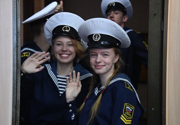 俄罗斯国立海军上将涅韦林斯基军校学员。
 - 俄罗斯卫星通讯社