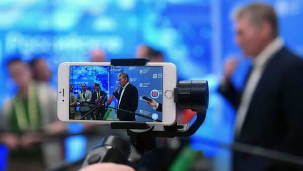 Заместитель руководителя администрации президента - пресс-секретарь президента РФ Дмитрий Песков дает интервью журналистам после выступления: FakeNews vs Чистое знание в рамках трехдневного просветительского марафона общества Новое Знание в Москве.  - 俄羅斯衛星通訊社