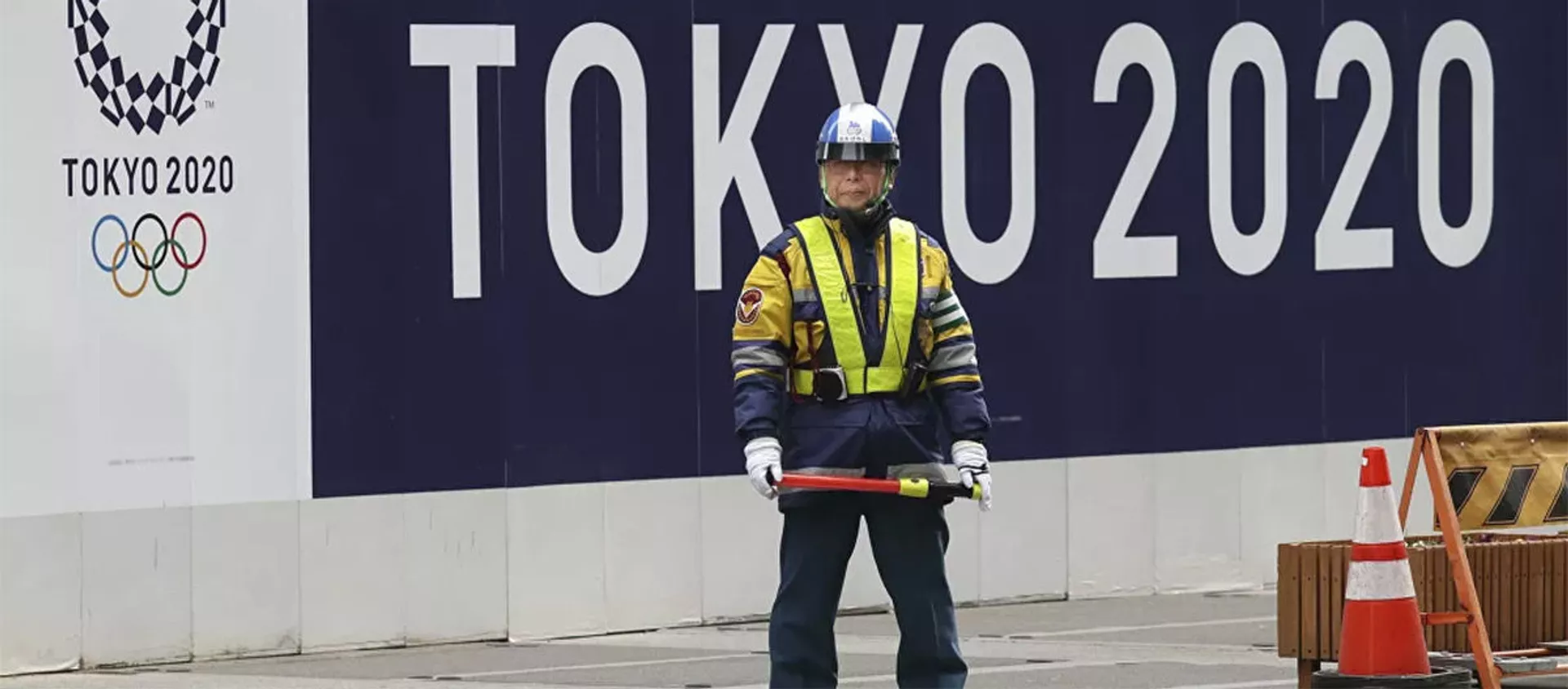 Охранник на фоне баннера олимпийских игр в Токио - 俄罗斯卫星通讯社, 1920, 26.05.2021