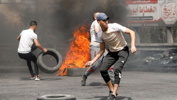 Палестинцы во время столкновений с полицией на Западном берегу реки Иордан - 俄罗斯卫星通讯社
