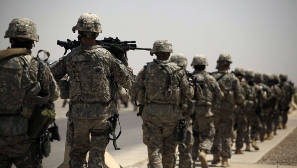 Солдаты армии США направляются к самолету на авиабазе Сатер в Багдаде, Ирак - 俄罗斯卫星通讯社