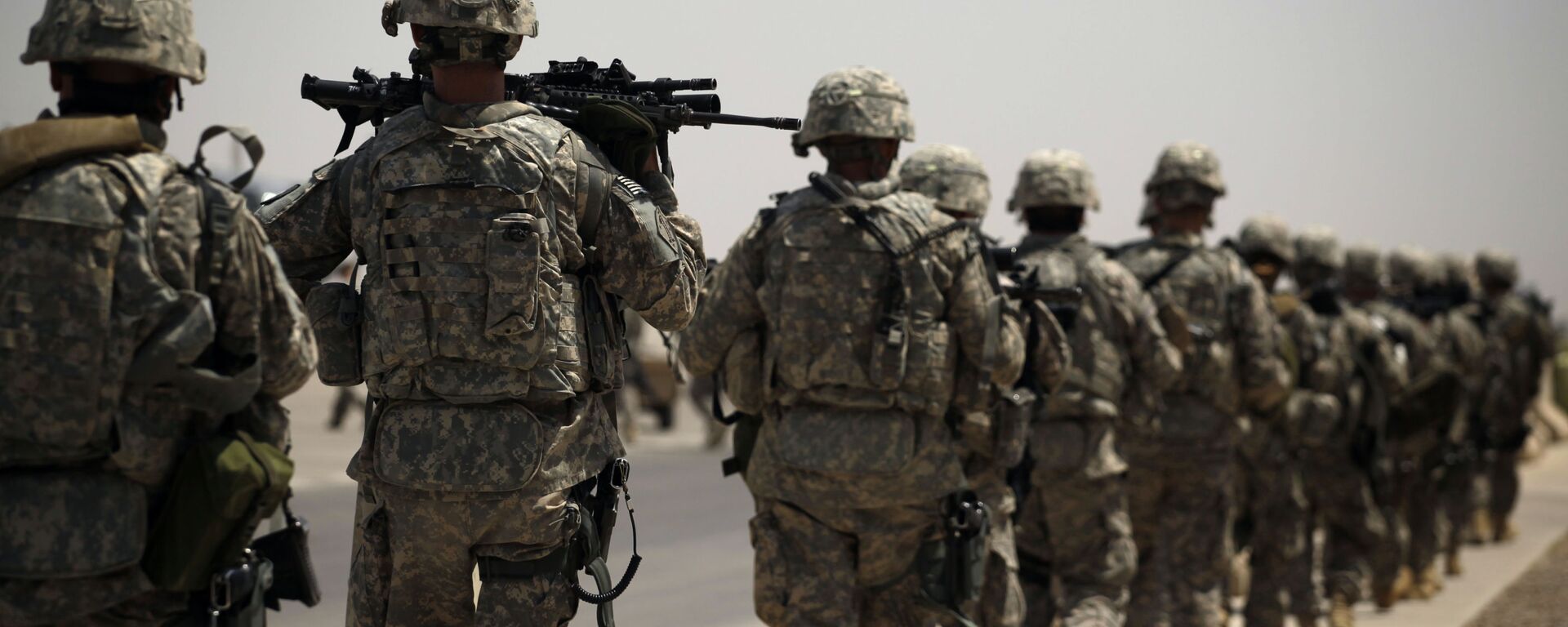 Солдаты армии США направляются к самолету на авиабазе Сатер в Багдаде, Ирак - 俄羅斯衛星通訊社, 1920, 06.06.2021