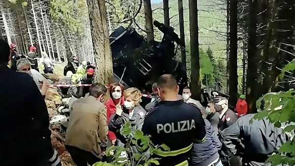 Сотрудники полиции и спасатели на месте падения кабины фуникулера в Пьемонте - 俄羅斯衛星通訊社