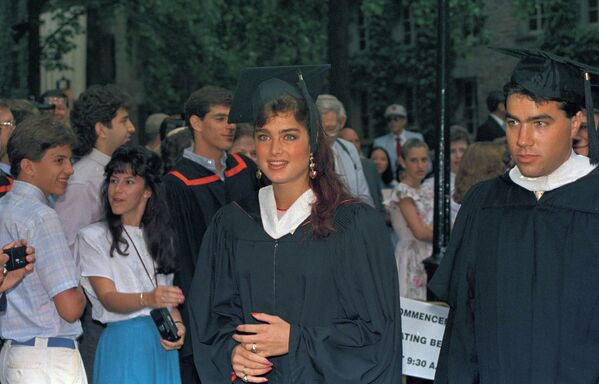 从普林斯顿大学毕业时的女演员布鲁克·希尔兹（中），1987年 - 俄罗斯卫星通讯社