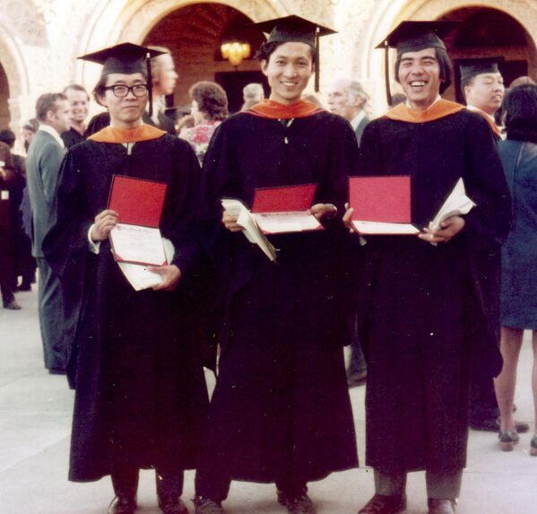 从斯坦福大学毕业期间的日本前首相鸠山由纪夫（中），1972年 - 俄罗斯卫星通讯社