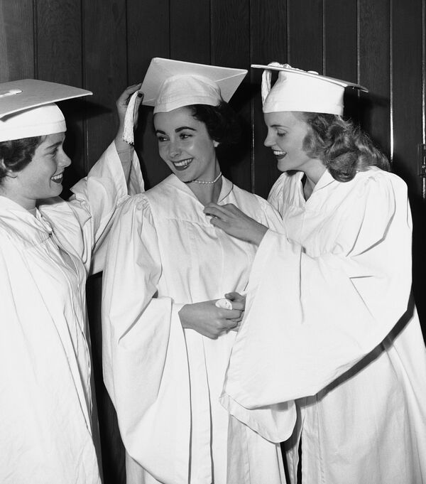 演员伊丽莎白·泰勒（中）和朋友在毕业典礼举行前，1950年，洛杉矶 - 俄罗斯卫星通讯社