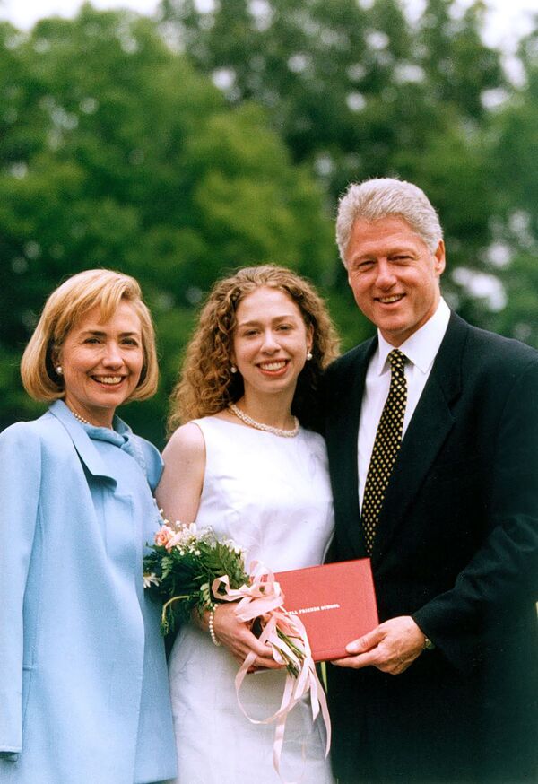 美國前總統比爾·克林頓與妻子希拉里參加女兒切爾西的畢業典禮，1997年 - 俄羅斯衛星通訊社