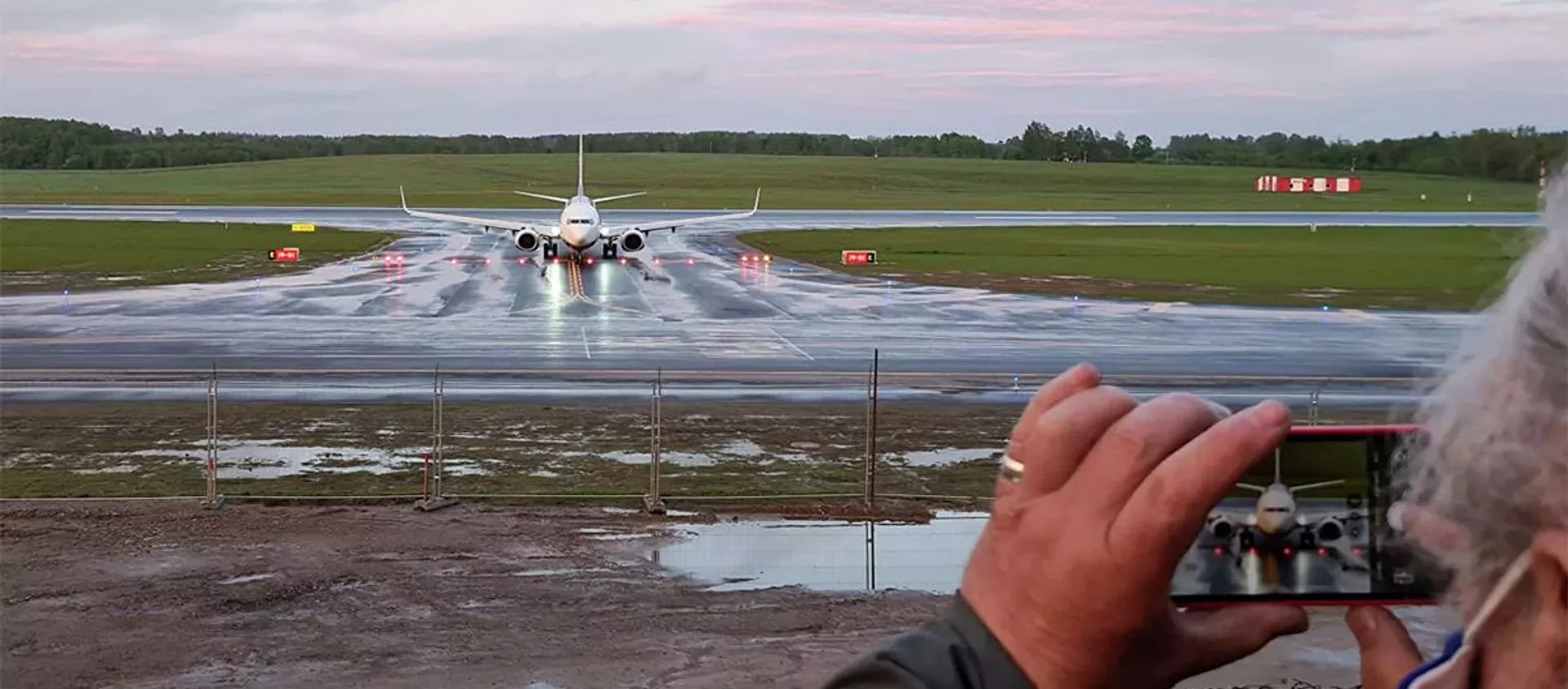 Самолет авиакомпании Ryanair, на котором находился Роман Протасевич, в аэропорту Вильнюса - 俄羅斯衛星通訊社, 1920, 24.05.2021